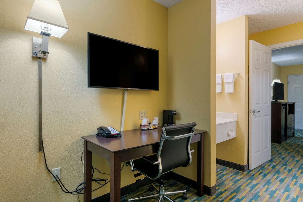 2 Double Beds, Suite, Nonsmoking photo 3