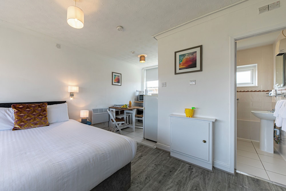 1 Double Bed and 1 Single Bed/Twin Bed photo 1