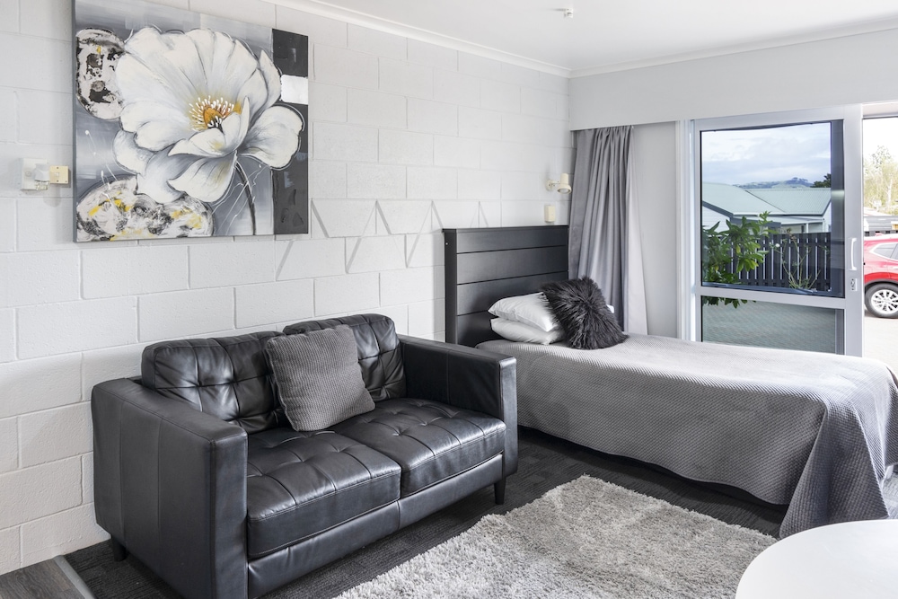 One Bedroom (Single in Lounge) photo 2