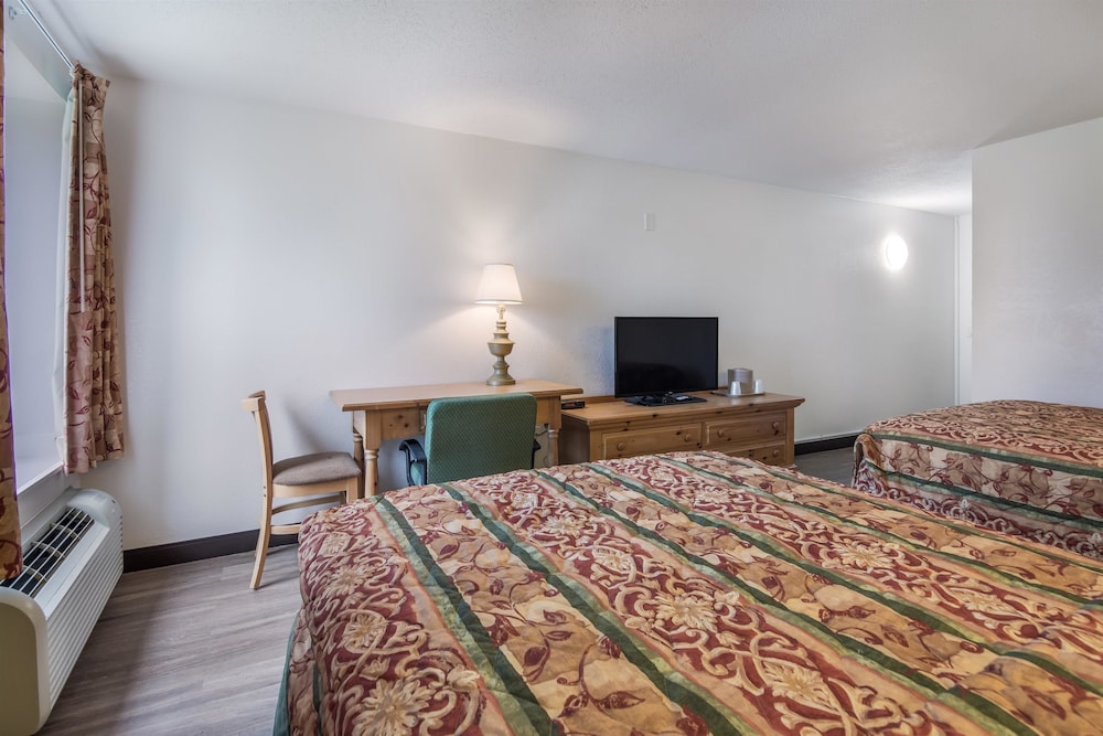Deluxe Suite, 1 King Bed, Non Smoking, Refrigerator & Microwave photo 2