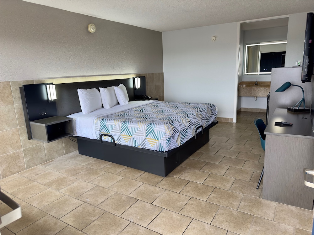 Standard Room, 1 King Bed, Non Smoking, Refrigerator & Microwave - Photo 2