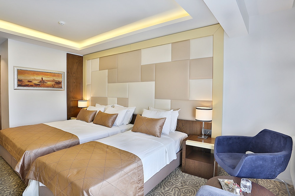 Triple Room thumbnail 5