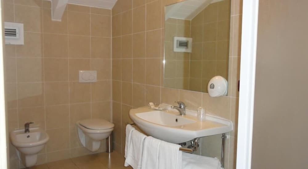Basic Double Room Single Use photo 3