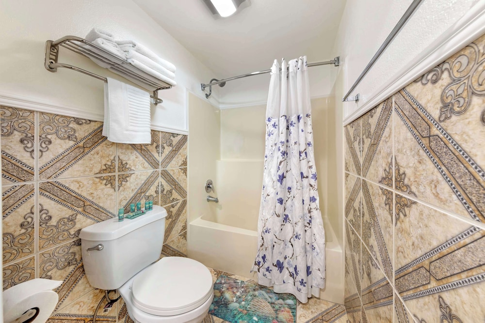 Standard Room, 1 King Bed, Non Smoking, Balcony - Photo 4