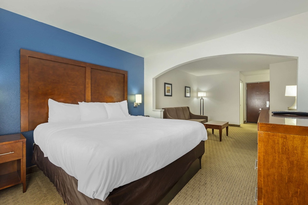 Suite, 1 King Bed, Non Smoking - Photo 1