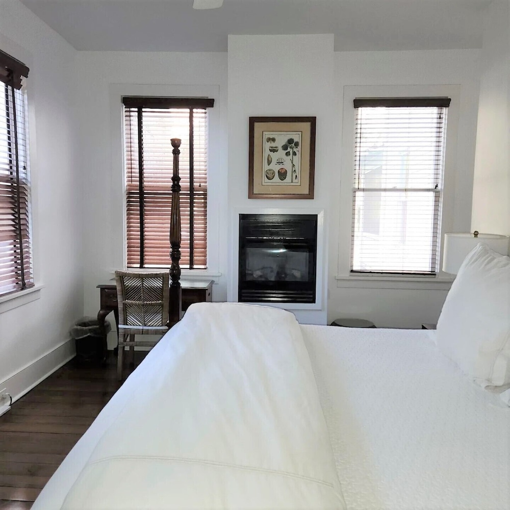 Room 18, King Room (The Cottage)