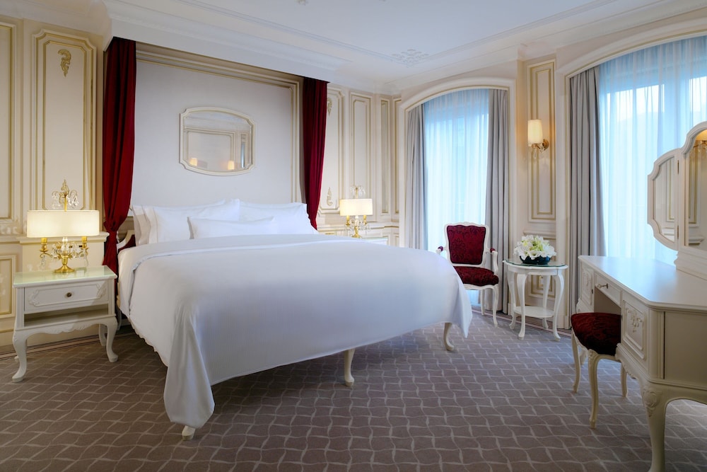 Signature Suite, 1 King Bed - Photo 18