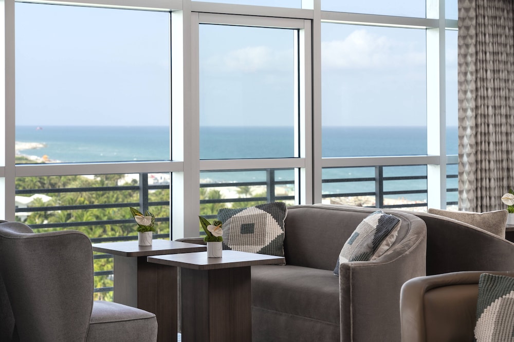 Club Room, 1 King Bed, Partial Ocean View - Photo 3