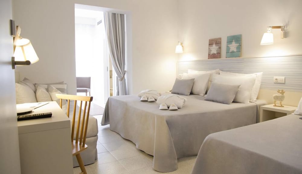 Deluxe Quadruple Room, Pool View (2 adults and 2 children)