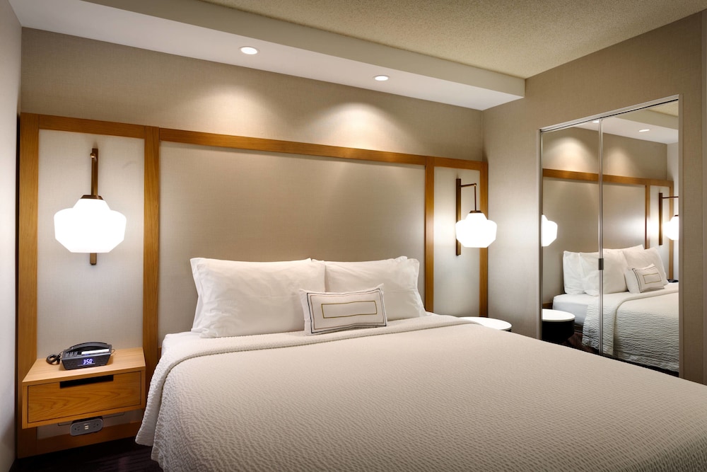 Room, 1 King Bed (Mobility/Hearing Access, Roll-In Shwr) photo 1