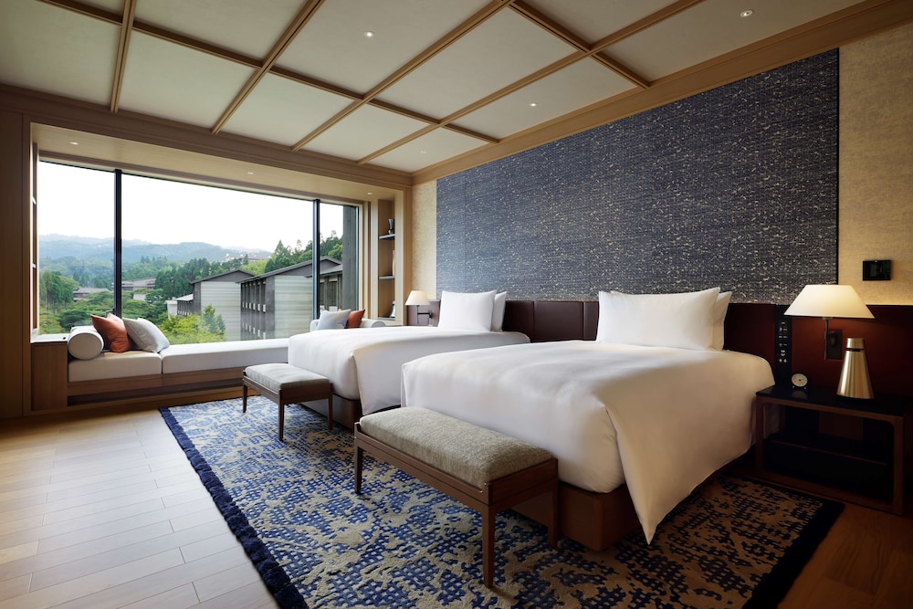 ROKU Suite Room 2 Twin Beds - Photo 2