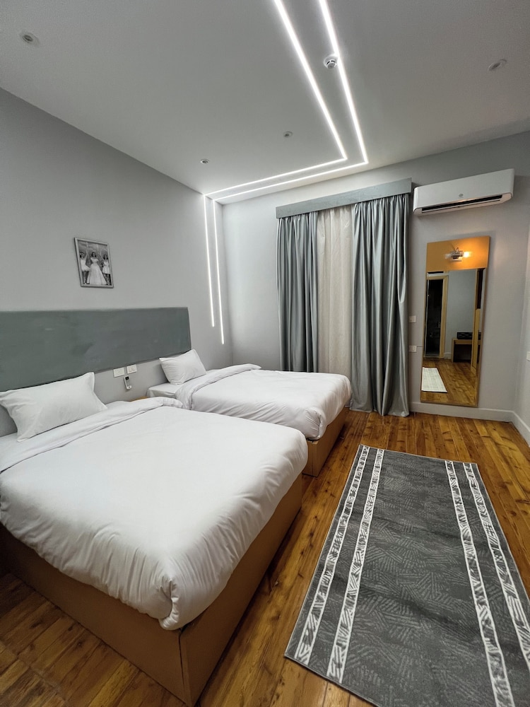Deluxe Double Room with Balcony thumbnail 5