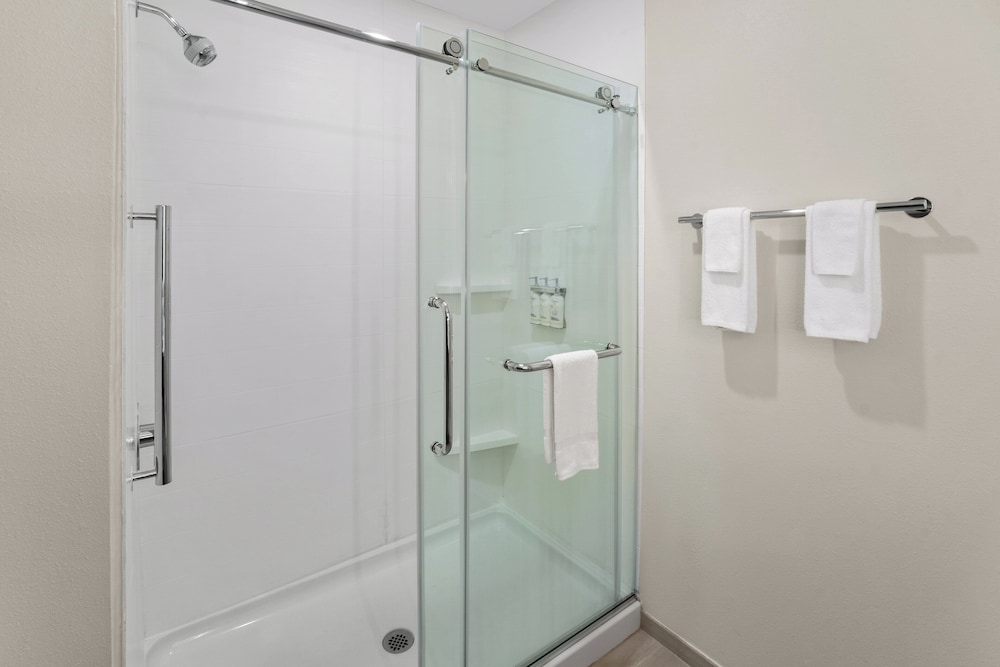 Suite, 1 King Bed, Accessible (Communications) - Photo 4