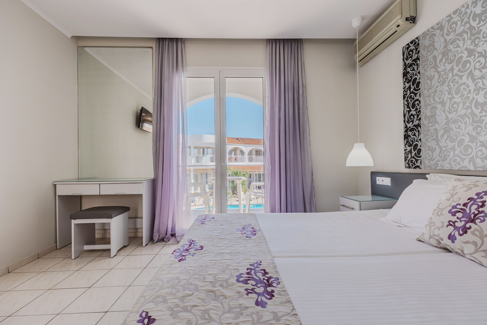 Classic Twin Room, 2 Twin Beds, Balcony photo 3
