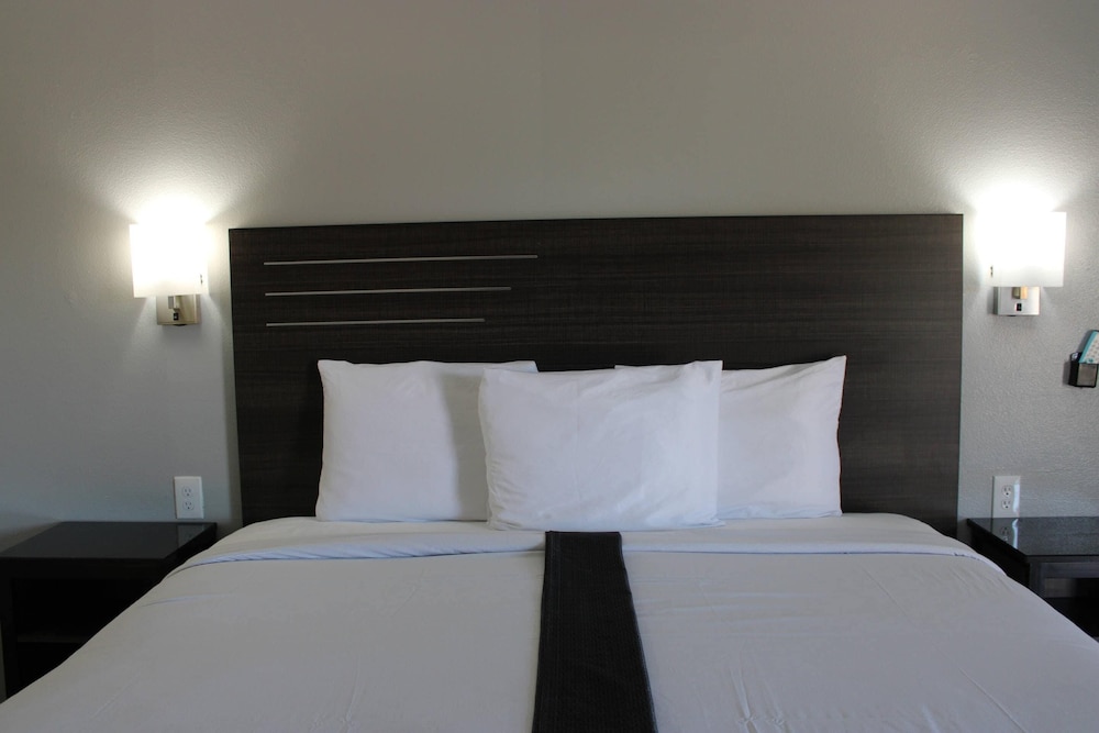 Standard Room, 1 King Bed, Non Smoking photo 3