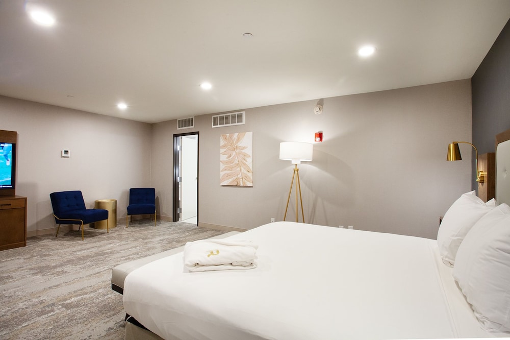 Suite, Multiple Beds, Non Smoking, Jetted Tub (Living Room;With Sofabed) - Photo 4