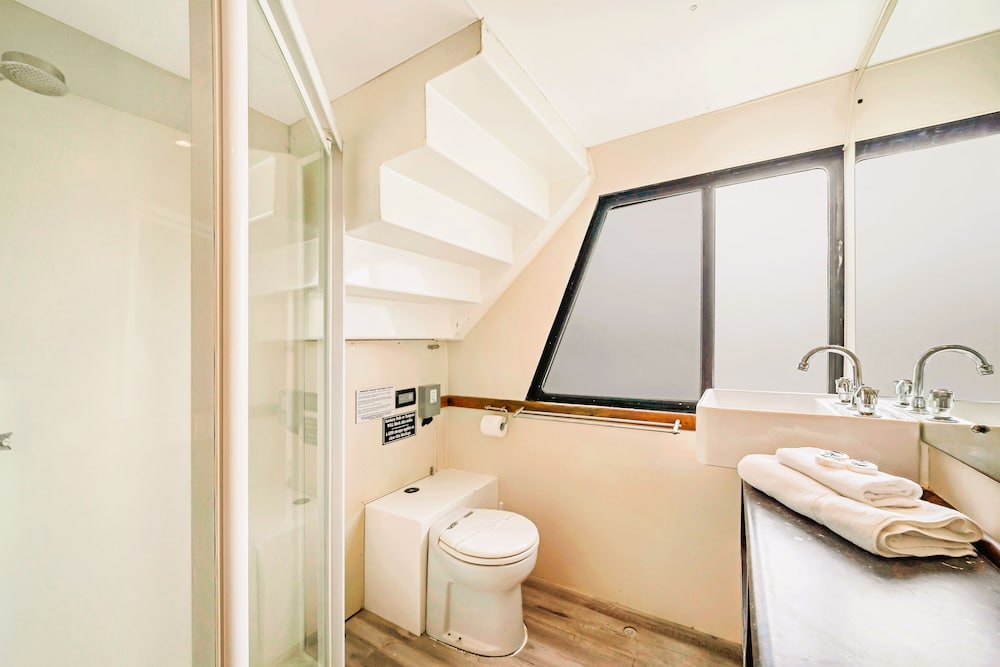 Luxury Houseboat, 4 Bedrooms (Shangri Lah) photo 3