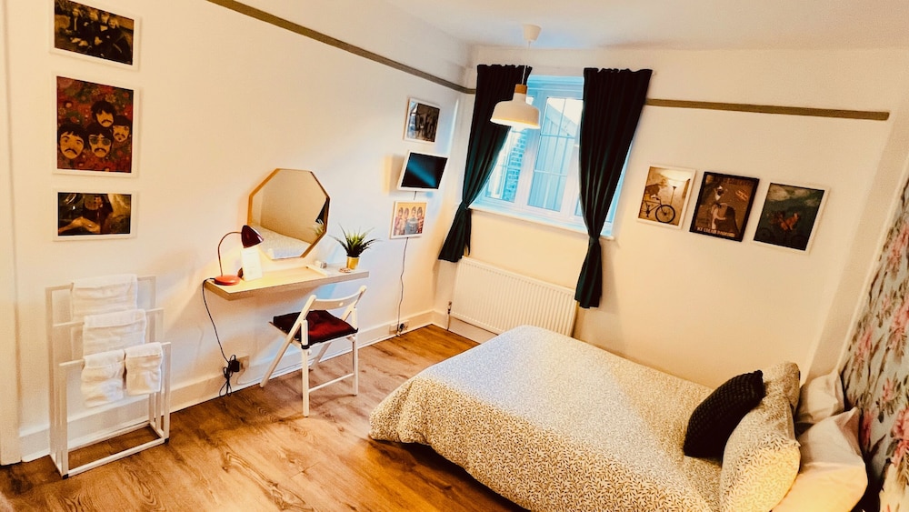 Comfort Room, 1 Double Bed, Non Smoking, Shared Bathroom (R4) photo 2