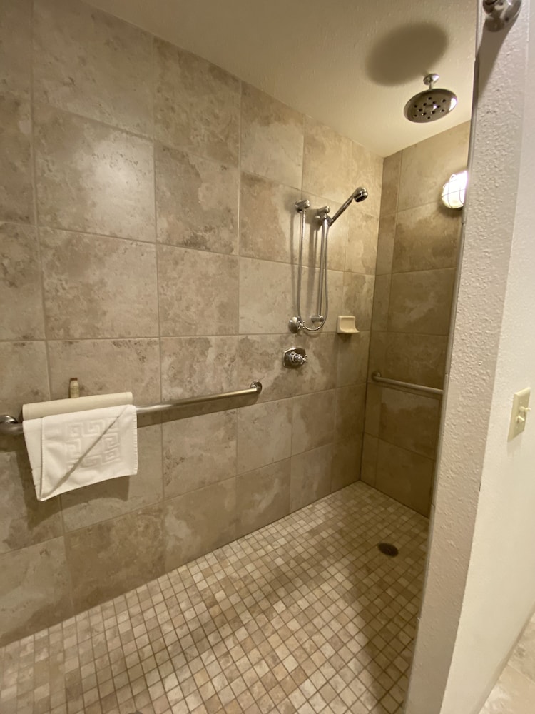 Superior Room, 1 Queen Bed, Accessible - Photo 5