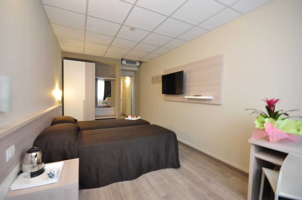 Standard Twin Room photo 2