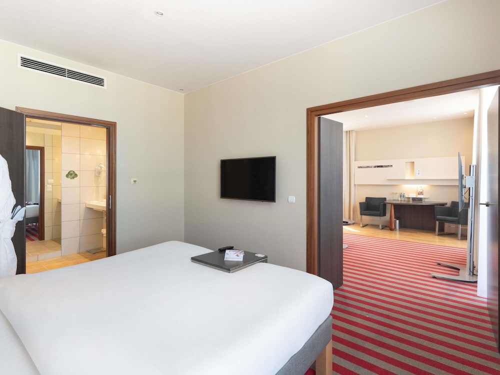 Deluxe Suite, 1 King Bed photo 2