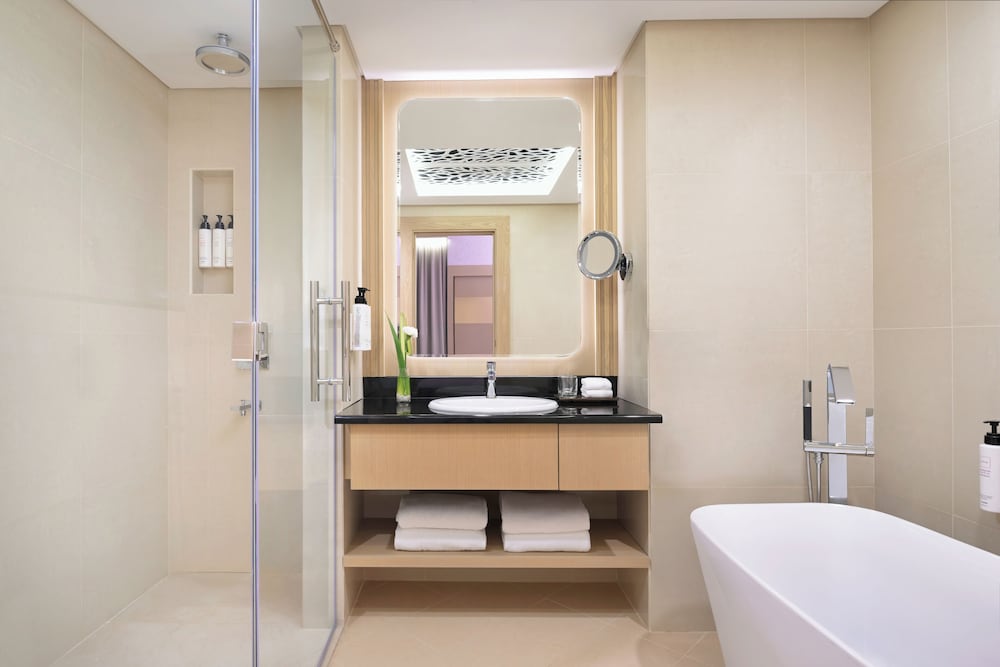 Executive Suite, 1 King Bed thumbnail 6