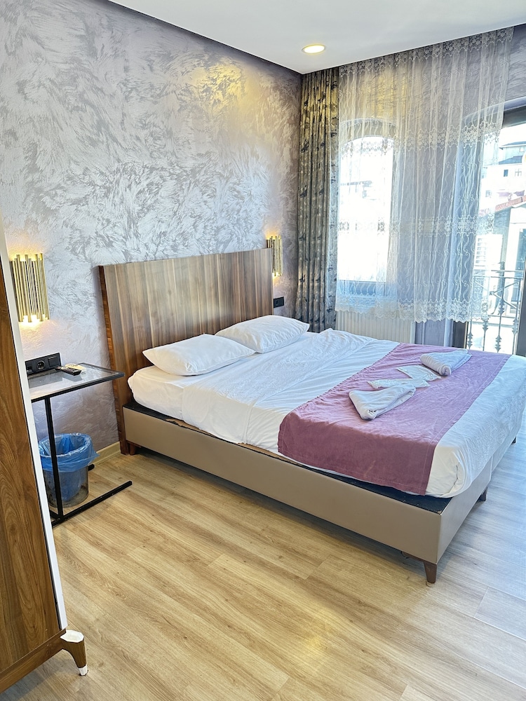 Superior Studio Suite, City View photo 2