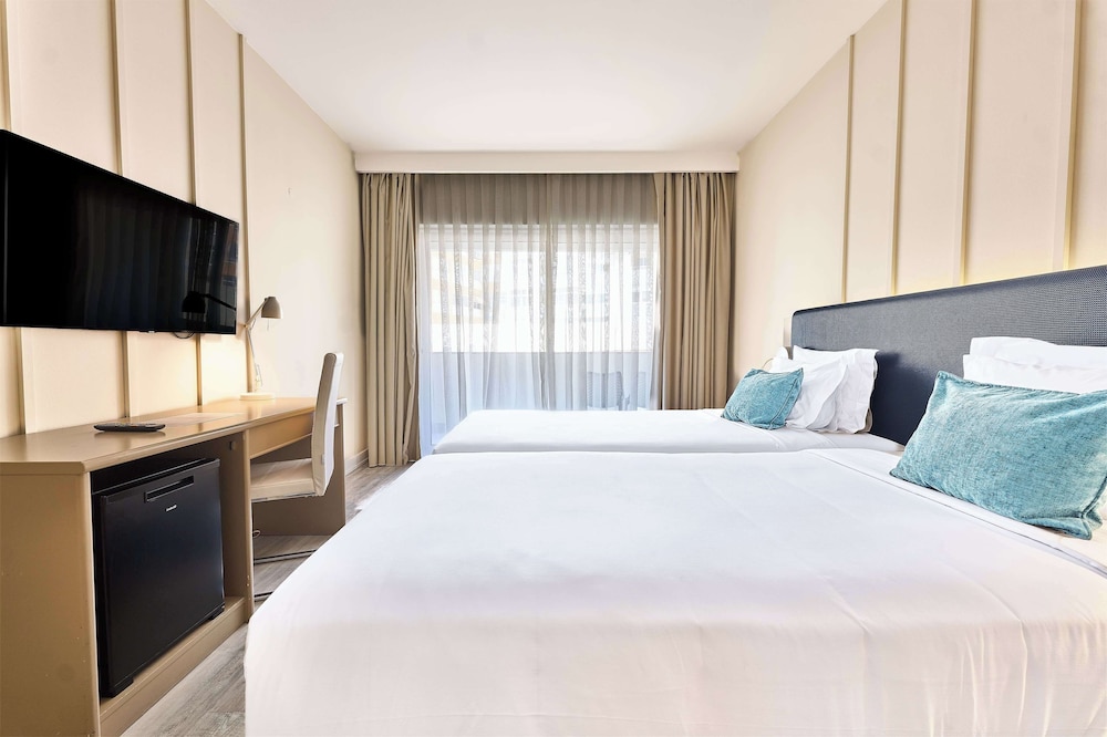 Standard Room, 2 Twin Beds, Non Smoking - Photo 1