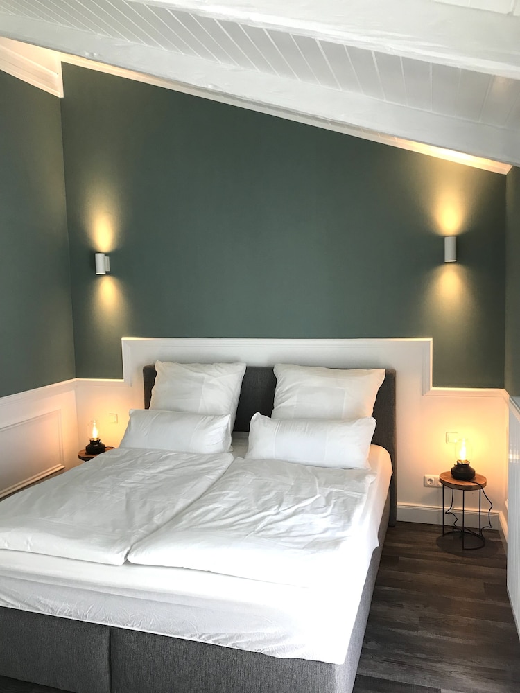 Suite (Green) photo 2