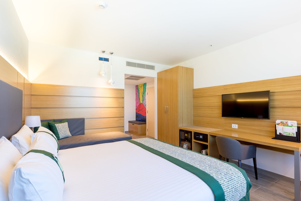 Premium Room, 1 King Bed - Photo 3