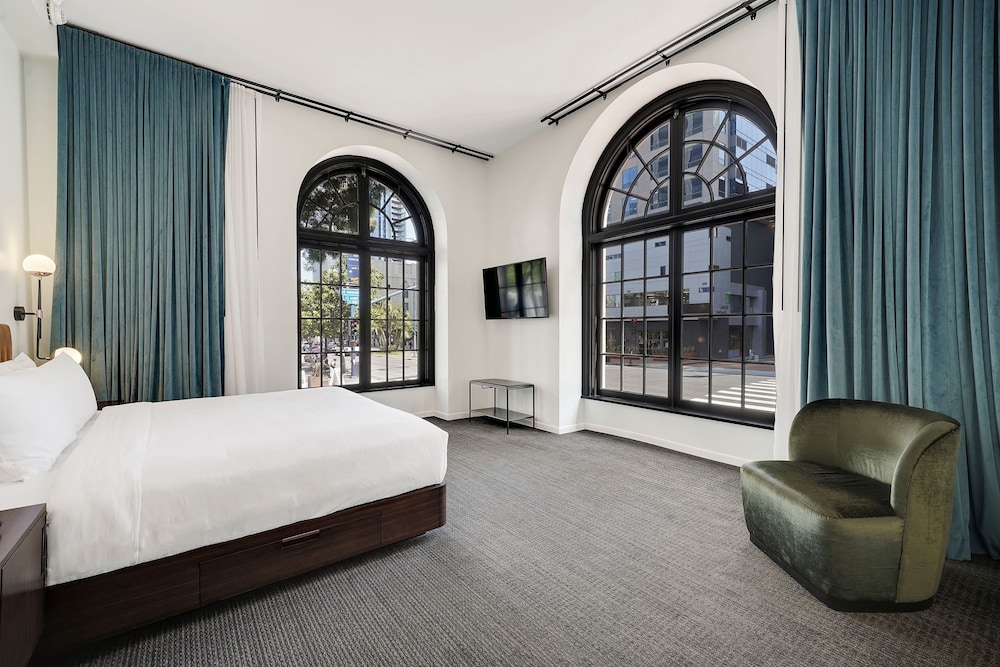 Guild City Level Loft, Larger Guest Room, 1 King, Street View - Photo 4