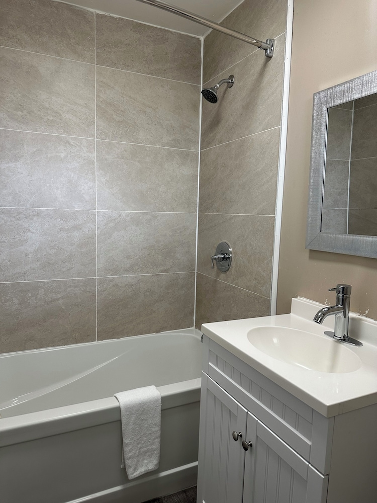 2 Queen Beds with Kitchenette