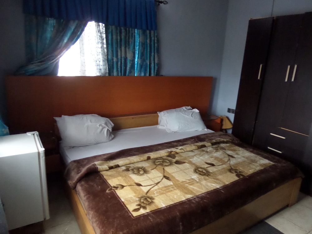 Business Suite, 1 King Bed, Non Smoking, Pool View photo 2
