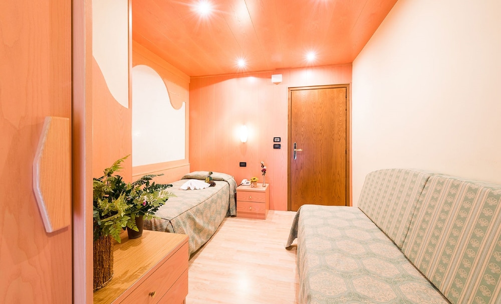 Single Room photo 3