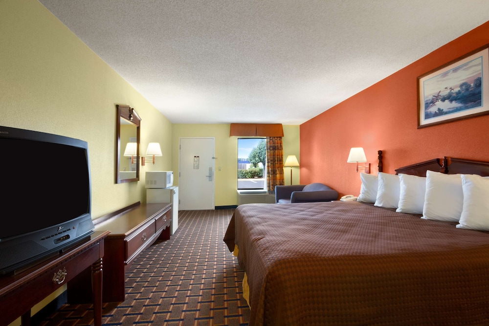Standard Room, 1 King Bed - Photo 1