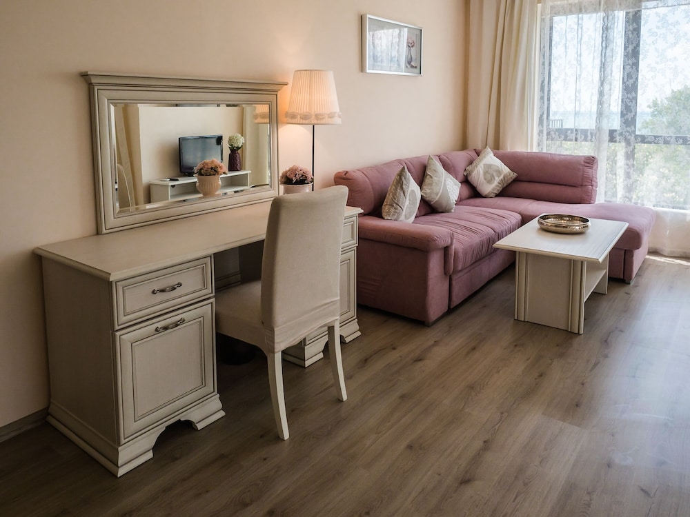 Deluxe Room, 1 Queen Bed, Sea View photo 3
