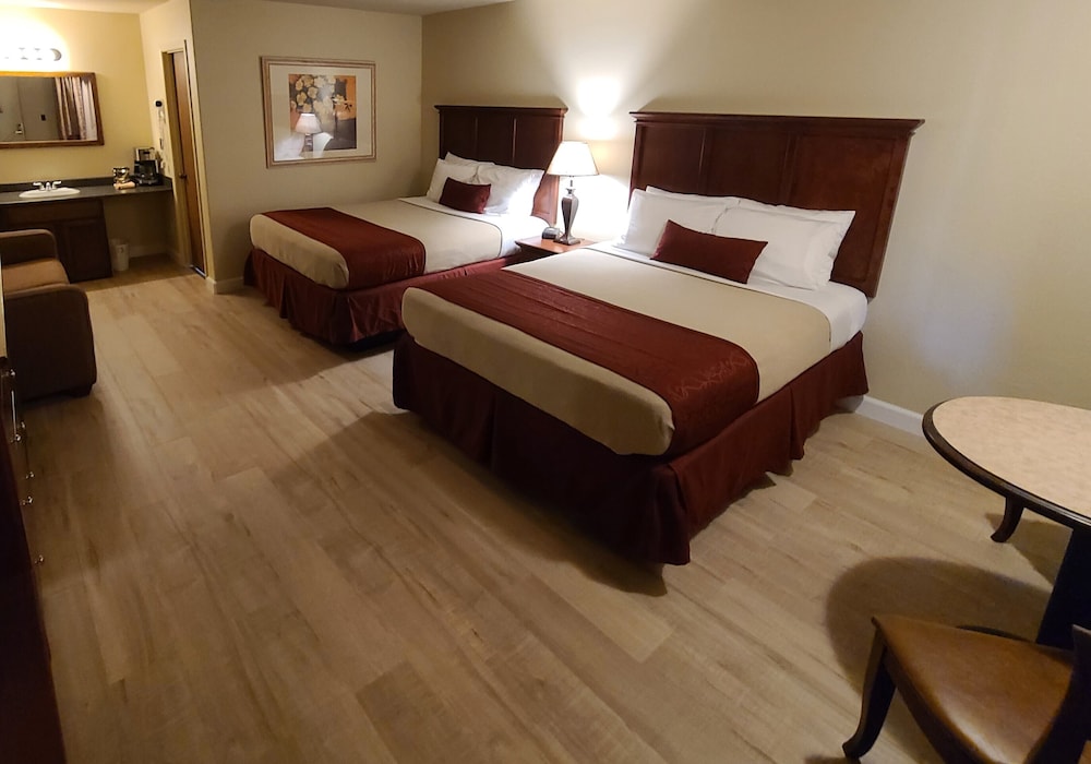 Superior Room, Non Smoking (2 Queens and Sofabed) photo 3