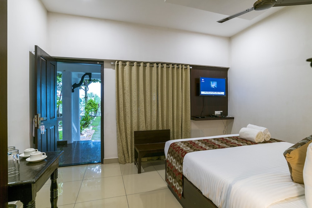 Traditional Double Room, 1 King Bed, Accessible, Smoking photo 2