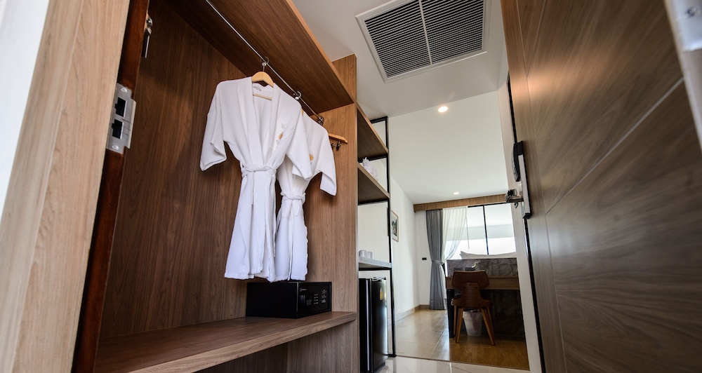 Panoramic Jacuzzi Suite - Photo 3