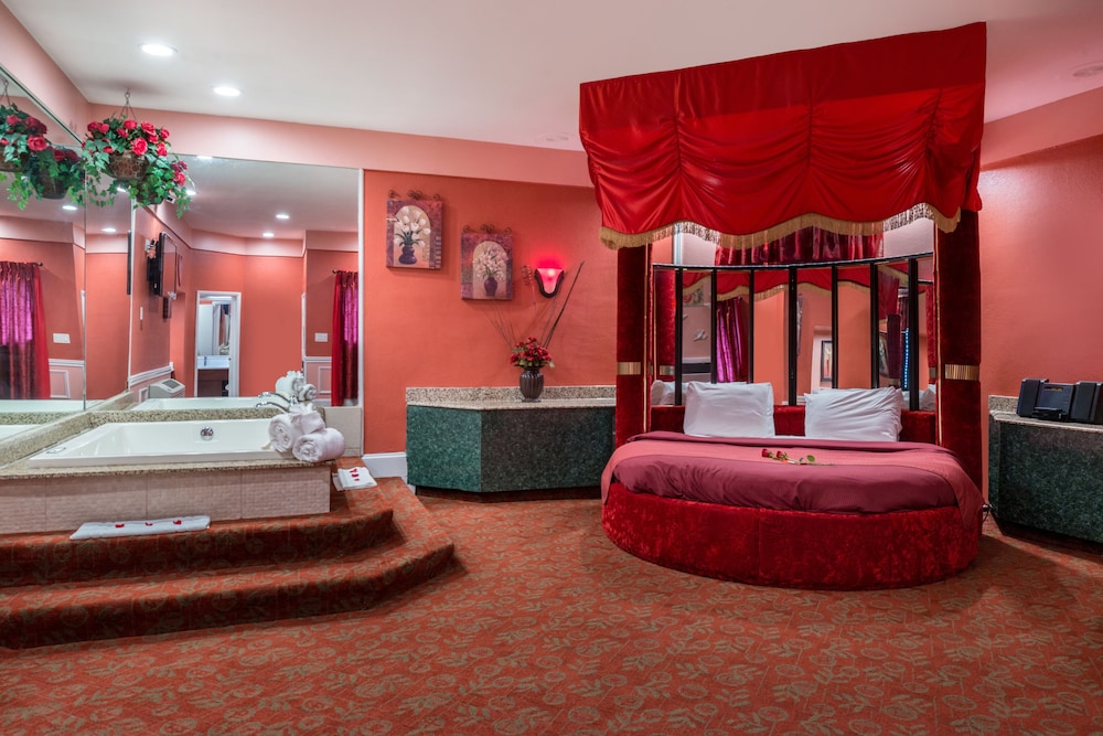 Red Romantic Theme Suite with Round Bed, Jetted Tub & Fireplace - Photo 3