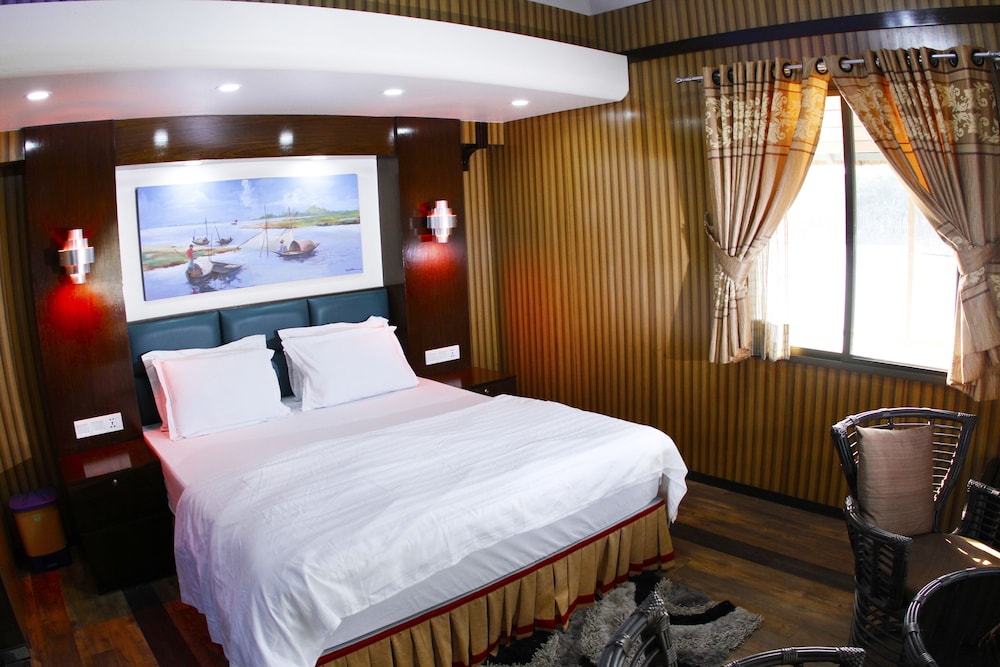 Exclusive Suite, 1 Queen Bed, Pool View, Overwater