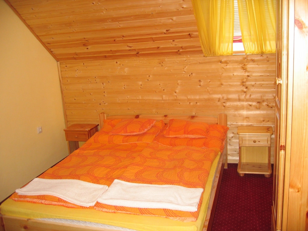 Basic Twin Room, Multiple Beds, Non Smoking, Mountain View photo 1