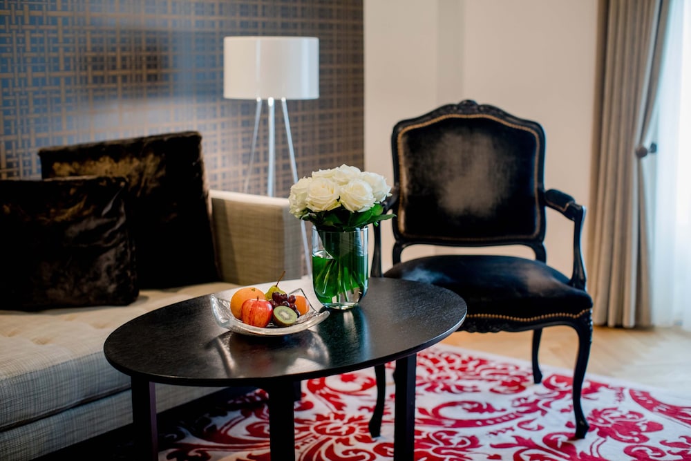 Boutique One Bedroom Suite - Photo 3
