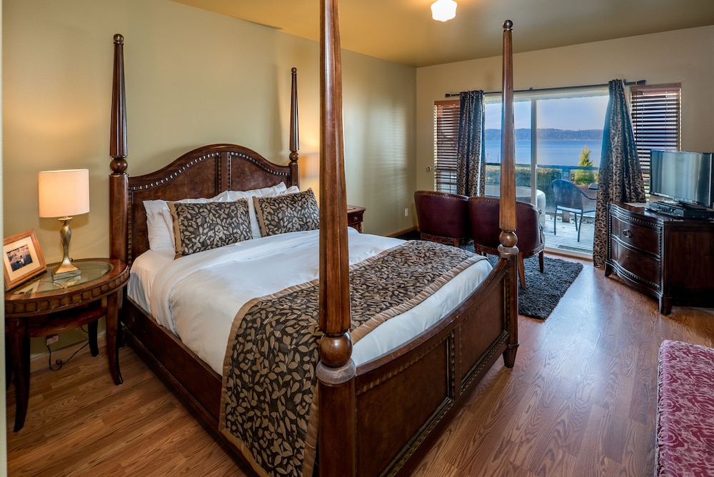 Room 4 King Bed with Hot Tub photo 1
