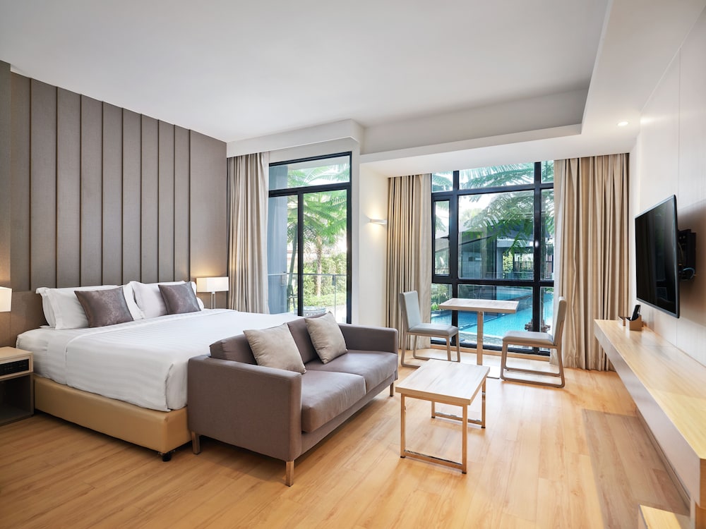Deluxe Room, Pool View - Photo 21