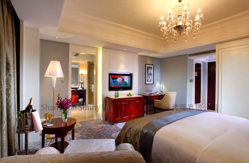 Deluxe Room, 1 King Bed - Photo 3