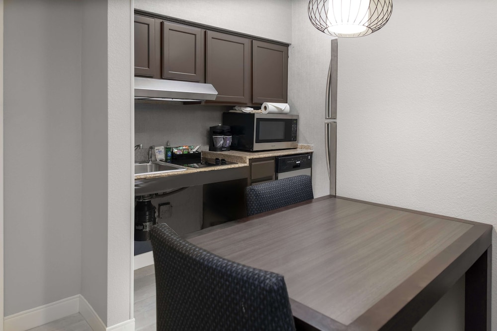 Suite, 1 Queen Bed, Accessible, Bathtub - Photo 3