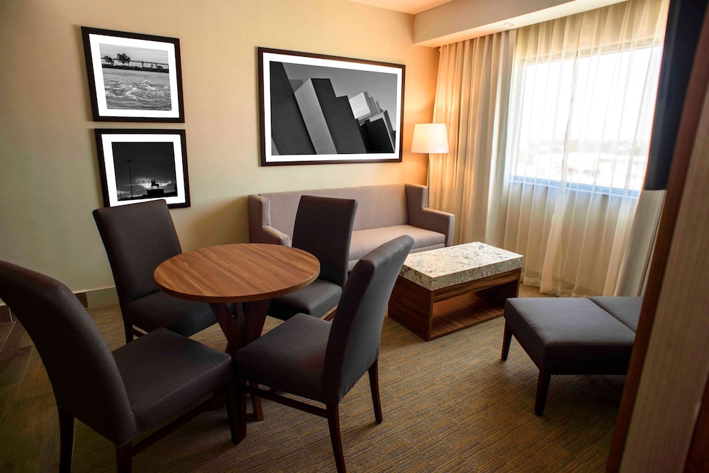 Deluxe Suite, 1 King Bed, Non Smoking, Refrigerator & Microwave photo 3
