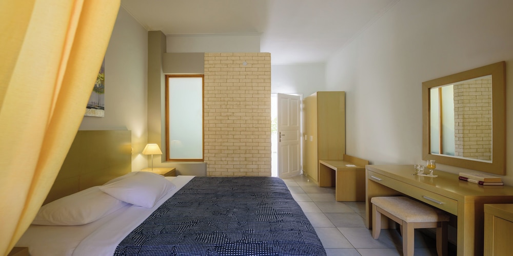 Double or Twin Room, Garden View (No Balcony) - Photo 4