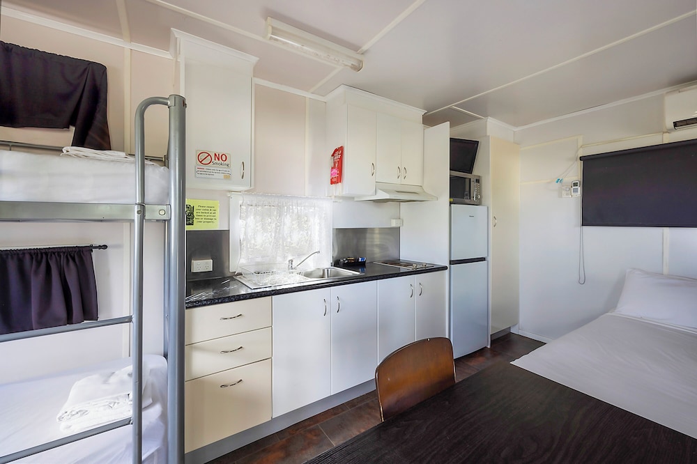 Economy Cabin - Sleeps 4 (with ensuite) photo 3